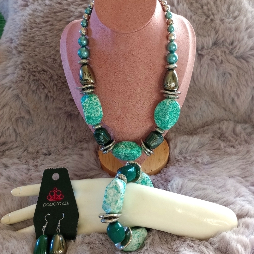 Vintage Common Daisy Green Silver Necklace Bracelet Earring Set